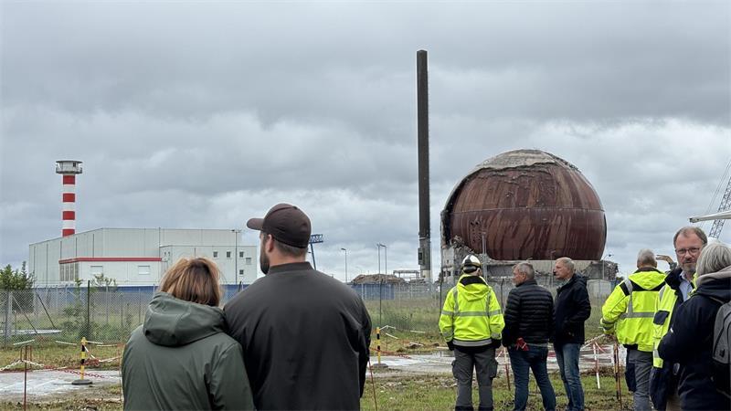 Kurz vor der Sprengung des 80 Meter hohen Kamins war es noch trocken, während der Sprengung regnete es stark.
