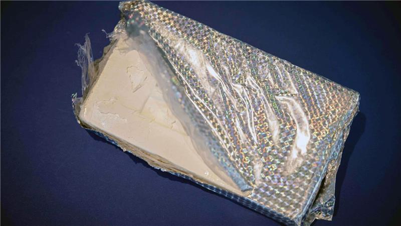 Kurz vor einer Wohnungsdurchsuchung hat ein mutmaßlicher Drogenhändler in Hamburg ein Kilo Kokain aus dem Fenster geworfen. (Symbolbild)