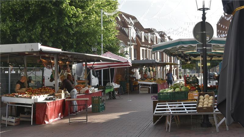 Kurz vor sieben auf dem Petri-Platz: Die Stände stehen, doch noch ist es leer auf den Straßen in der Buxtehuder Altstadt.