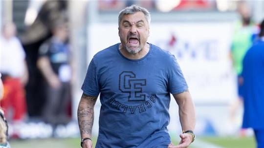 Kurz vorm Platzen vor Wut? Trainer Thomas Reis vom FC Schalke ist aufgebracht. Zettel und Stift können ein Ausweg sein.