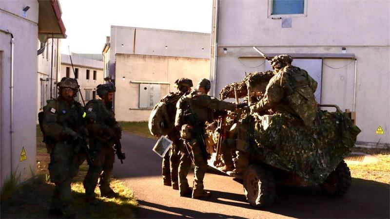 „Harter, fordernder Dienst“: Einblicke in den Job der Seedorfer Fallschirmjäger Kurze Absprachen im laufenden Gefecht, eine Aufnahme aus dem Gefechtsübungszentrum der Bundeswehr.