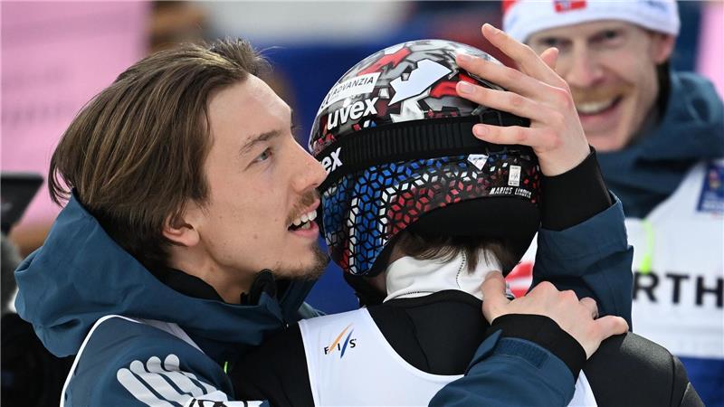 „Absolute Tragödie“: Norweger-Betrug erschüttert Skispringen Kurze Freude: Silber für Marius Lindvik hat keinen Bestand.