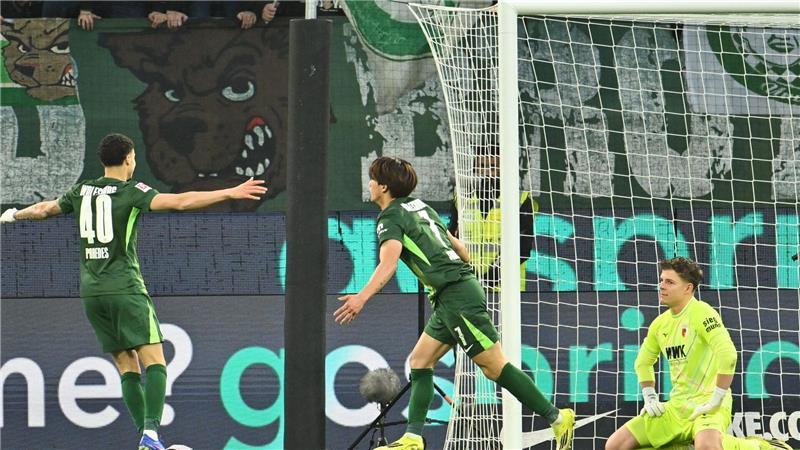Kurze Hoffnung für Wolfsburg: Kento Shiogai (M) jubelt über sein 2:1 