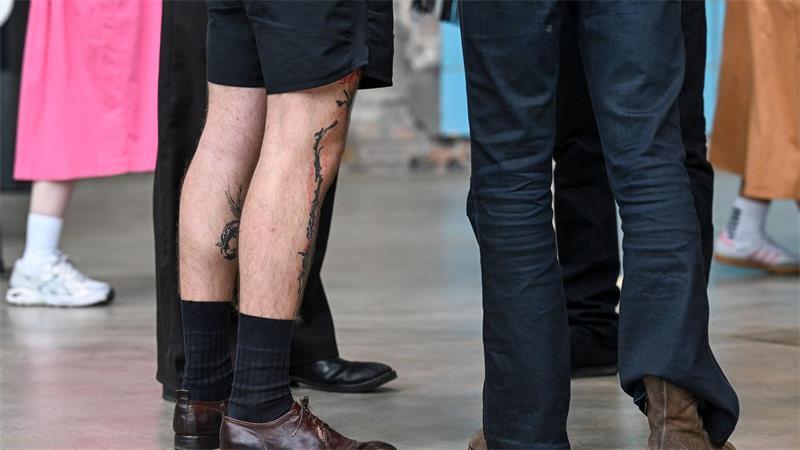 Ist die Wade der neue Waschbrettbauch? Kurze Hose und schwarze Socken geht auch - Aufnahme während der Berlin Fashion Week Anfang Juli. (Archivbild)