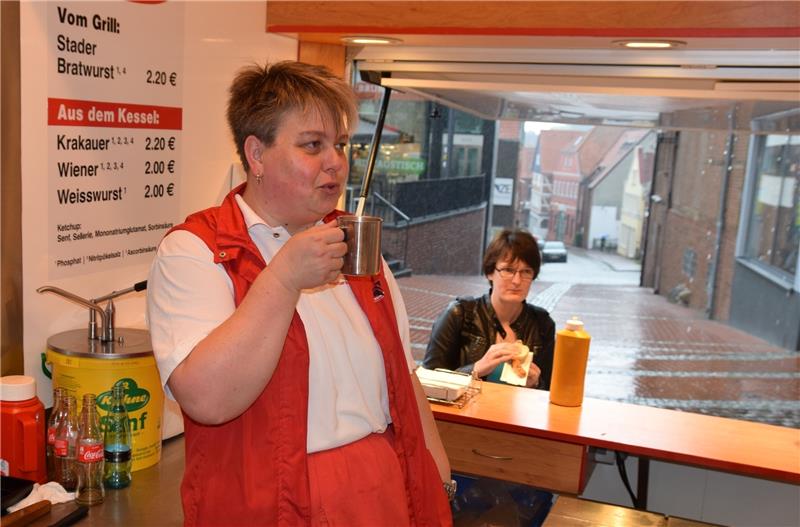 Kurze Kaffeepause : Bei starkem Regen fehlt die Laufkundschaft. Nicole Bömmelburg kann durchatmen.