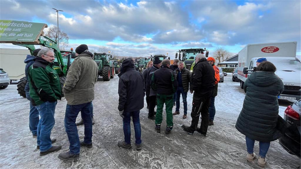 Kurze Lagesprechung am Pfingstmarktplatz in Neukloster.
