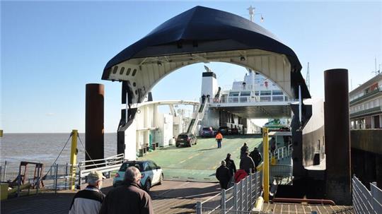 Kurze Lebensdauer: Die "Greenferry I" am Anleger in Brunsbüttel. Der Traum von einer ständigen Verbindung über die Elbe platzte 2021, nachdem das schleswig-holsteinische Wirtschaftsministerium Coronahilfen in Höhe von 800.000 Euro verwehrte.