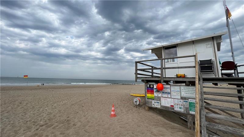 Hitzewelle im Norden: Zahlreiche Menschen strömen nach Sylt Kurze Regenschauer sorgten dafür, dass die Strände zeitweise leerer waren.