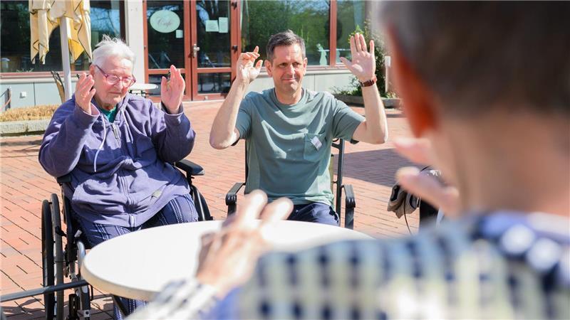 Kurze Sitzpause für die Senioren und Lies mit spielerischen Denkübungen.