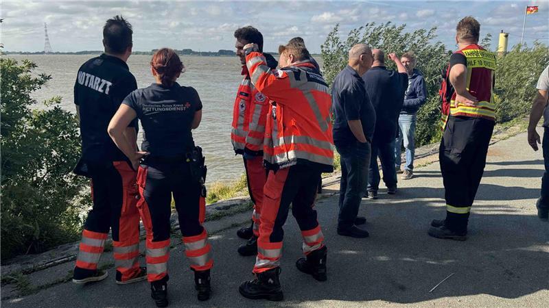 Großer Rettungseinsatz am Lühe-Anleger: Schwimmer springt in Elbe Kurze Zeit später meldeten die Rettungskräfte an Land eine erschöpfte Person am Elbufer.