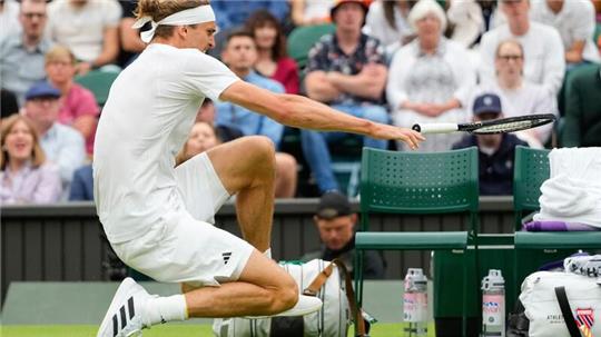 Kurzer Schreckmoment: Alexander Zverev rutscht aus.
