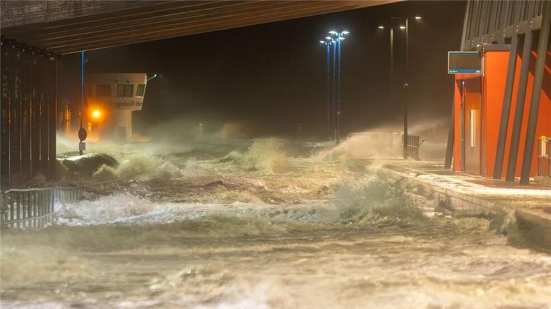 Sturm sorgt für Schäden im Norden und bringt Wassermassen Kurzfristig erobert die Nordsee den Anleger eines Fährhafens.