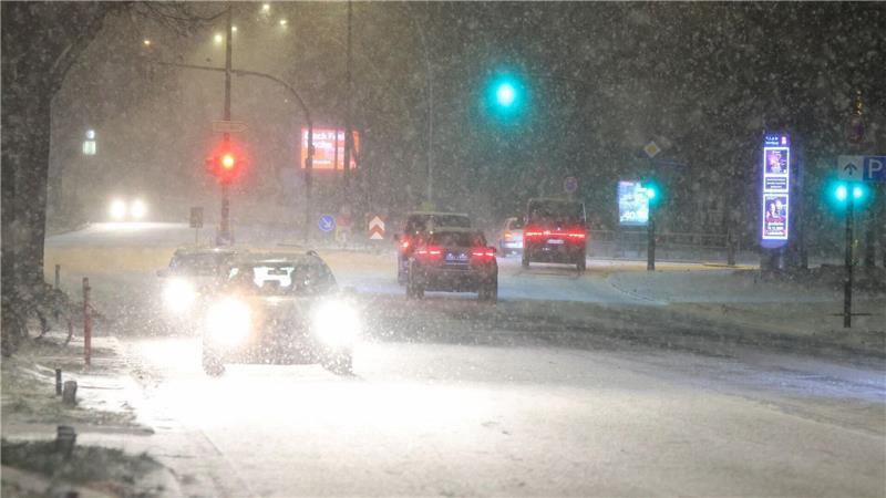 Kurzfristig wird es rutschig auf den Straßen in Hamburg.