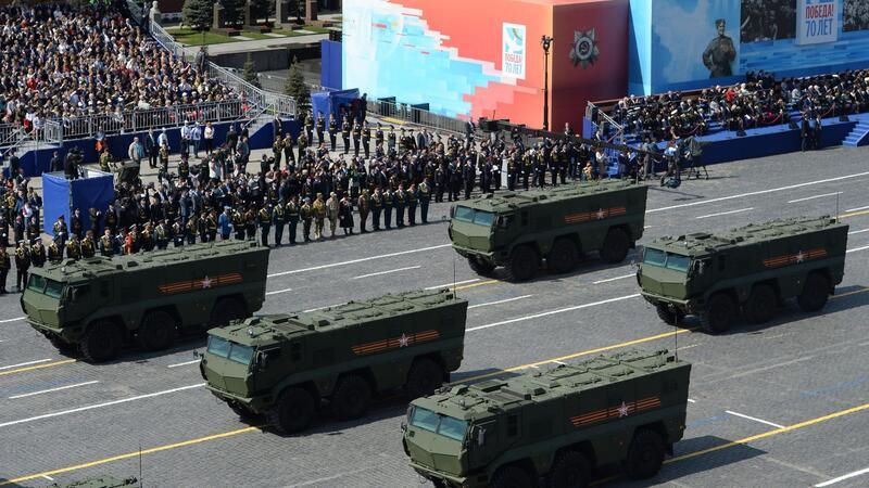 Parade ohne Sieg - Putin rüstet sich für langen Krieg Kurzstrecken-Raketensysteme Iskander/SS-26 Stone fahren während der Parade zum Tag des Sieges am 9. Mai 2023 auf dem Roten Platz.