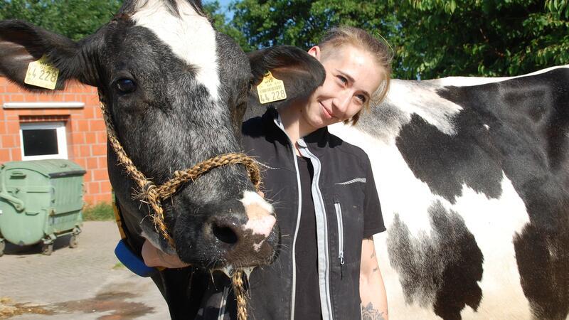 Die mit der Kuh kuschelt: Warum eine Tierwirtin Lust auf die Landwirtschaft hat Kuscheleinheiten: Francis Reschak mit der Kuh namens Riesig.