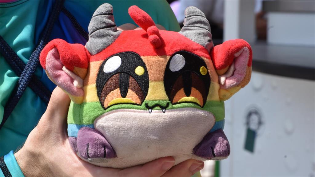 Kuschliger Begleiter in Regenbogenfarben. 