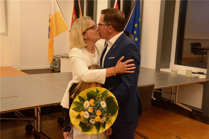 Kuss für den neuen Stader Landrat: Wahlsieger Kai Seefried und seine Ehefrau Julia Sonntagabend im Kreishaus. Foto: Stephan