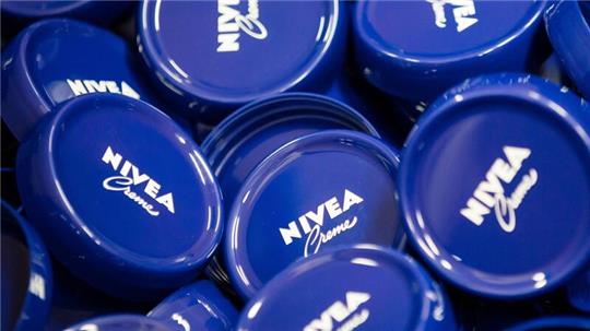 Kuststoffdeckel für Nivea-Creme ist im Produktionswerk der Beiersdorf AG in einem Lagerbehälter zu sehen.