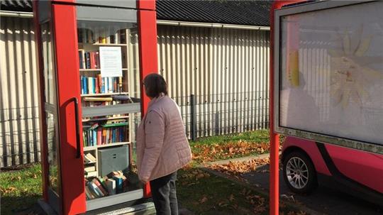 Kutenholz hat nun auch eine Telefonzelle, die als Büchertauschstelle dient - bei Edeka auf dem Parkplatz.