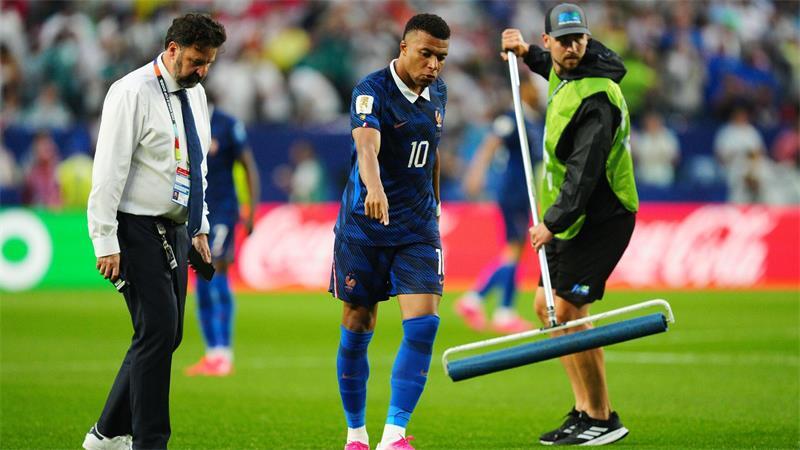 Kylian Mbappé (10) gibt den Platzwarte Anweisungen.