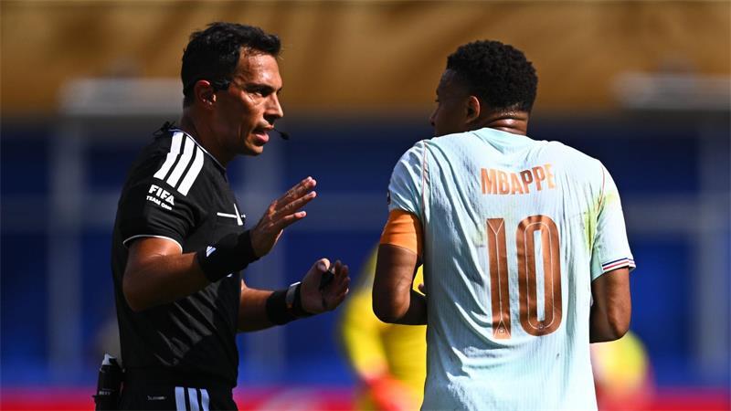 Trotz Elfer-Fehlschuss: Mbappé und Frankreich im Halbfinale Kylian Mbappé (r.) haderte mit Schiedsrichter Facundo Tello.