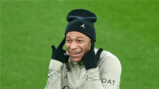 Kylian Mbappé steht noch bei Paris Saint-Germain. unter Vertrag.