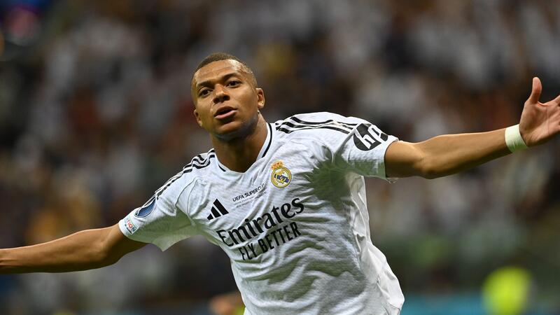 „Magische Nacht“: Mbappé feiert Traumeinstand bei Real Kylian Mbappé trifft in seinem ersten Pflichtspiel für Real Madrid zum 2:0.