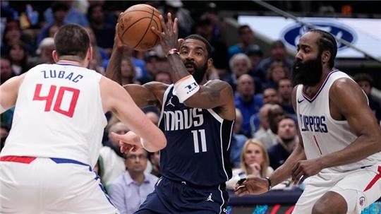 Kyrie Irving (m) und die Dallas Mavericks führen in der Erstrunden-Serie der NBA-Playoffs.