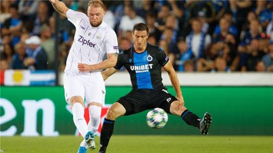 LASK’s Thomas Goiginger (l) und Brügges Matej Mitrovic (r) in Aktion.