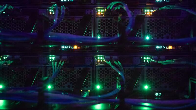 Öko-Bilanz der IT-Systeme des Bundes kaum verbessert LEDs in einem Serverschrank in einem Rechenzentrum: Betreiber von Rechenzentren sind dazu verpflichtet, den Stromverbrauch ab dem 1. Januar 2024 zu 50 Prozent durch Strom aus erneuerbaren Energien zu decken.