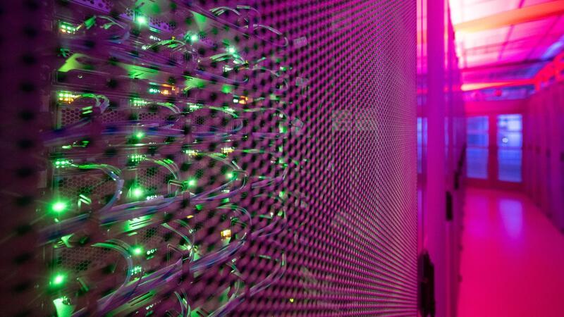 Deutsche Digitalbranche wächst trotz Flaute bei Fernsehern LEDs leuchten in einem Serverschrank in einem Rechenzentrum. Die Digitalwirtschaft in Deutschland wird einer Prognose des Digitalverbands zufolge in diesem Jahr um 4,3 Prozent wachsen (Symbolbild).