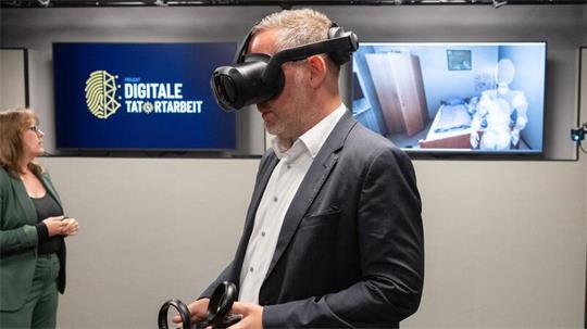 LKA-Präsident Thorsten Massinger begeht mit einer digitalen Brille einen Übungs-Tatort im neuen XR-Labor im Kriminaltechnischen Institut.