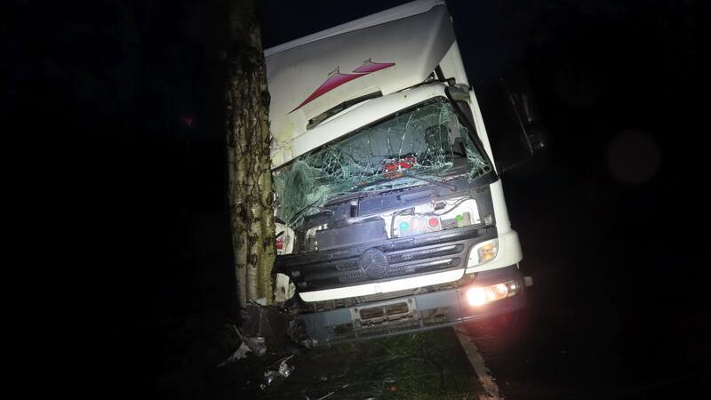 Zwei Unfallfluchten im Kreis Stade – Radfahrerin von Auto erfasst LKW am Baum Himmelpforten - Unfallflucht