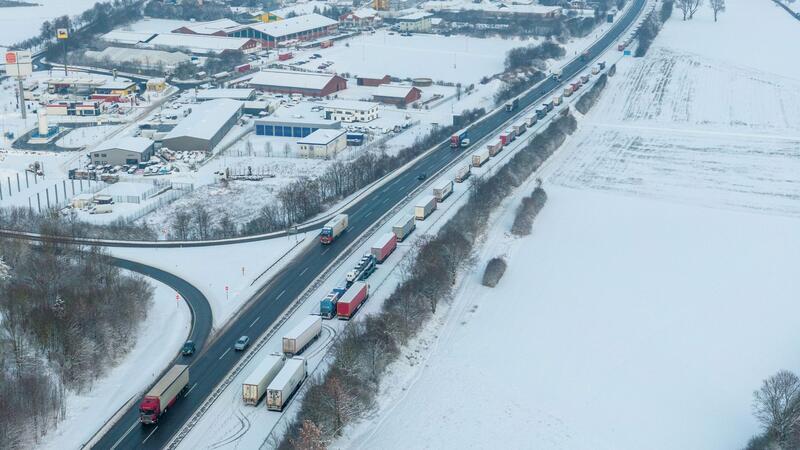 Autobahn in Hessen weiter gesperrt - Lkw-Fahrer stirbt LKW auf der Autobahn A5 Richtung Norden stehen bei Schnee und Eis im Stau.