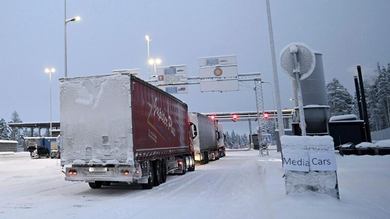 Finnland schließt Grenze für Personenverkehr nach Russland LKW stehen an der internationalen Grenzübergangsstation Raja-Jooseppi.