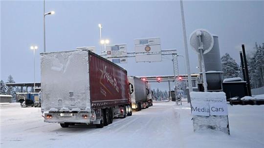LKW stehen an der internationalen Grenzübergangsstation Raja-Jooseppi.