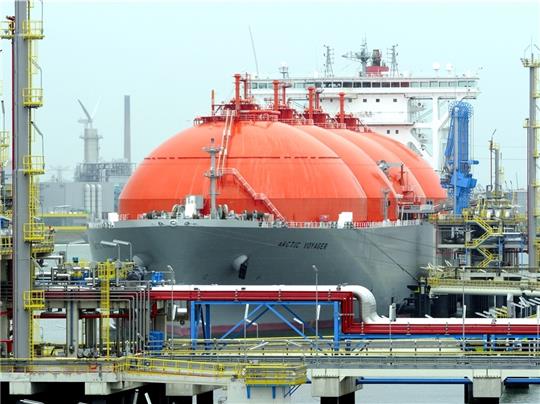 LNG-Tanker sollen ab Herbst 2023 auch Stade anlaufen. Auf dem Foto: der Der Frachter Arctic Voyager in Rotterdam. Foto: van Lieshout/dpa