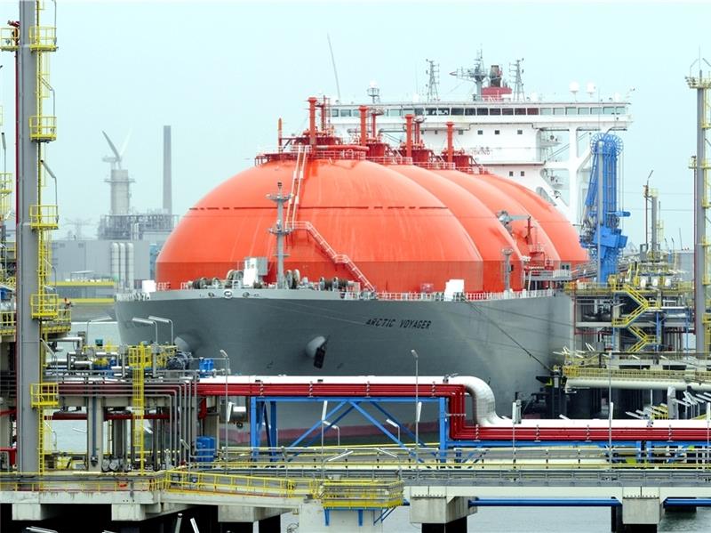 LNG-Tanker sollen ab Herbst 2023 auch Stade anlaufen. Auf dem Foto: der Der Frachter Arctic Voyager in Rotterdam. Foto: van Lieshout/dpa