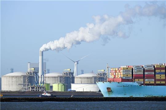 LNG-Terminal im Hafen von Rotterdam. Jetzt sollen auch in Deutschland solche Anlagen für Flüssiggas gebaut werden - Stade ist weiter im Rennen.