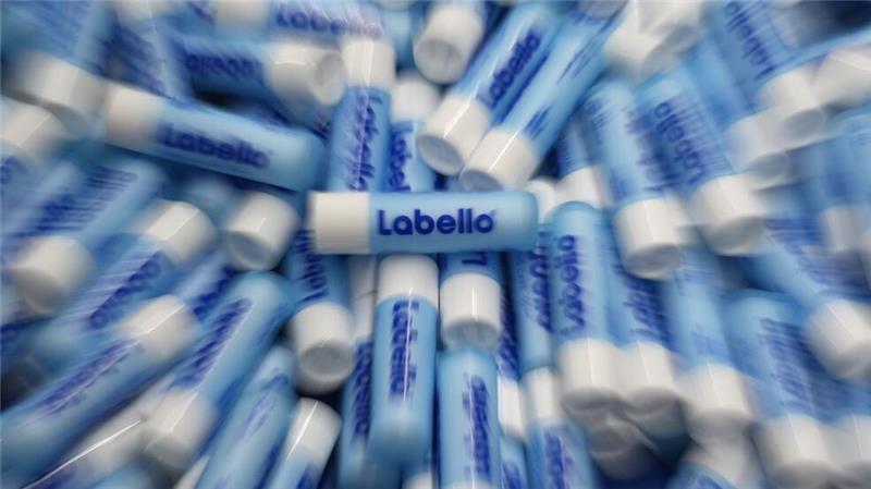 Beiersdorf wächst etwas schwächer Labello-Hersteller Beiersdorf hat im vergangenen Jahr den Gewinn gesteigert.