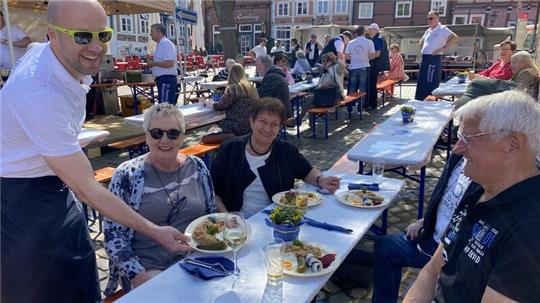 Labskaus-Essen auf dem Fischmarkt: Die Stader Bruderschaften laden zum traditionellen Hansemahl ein.