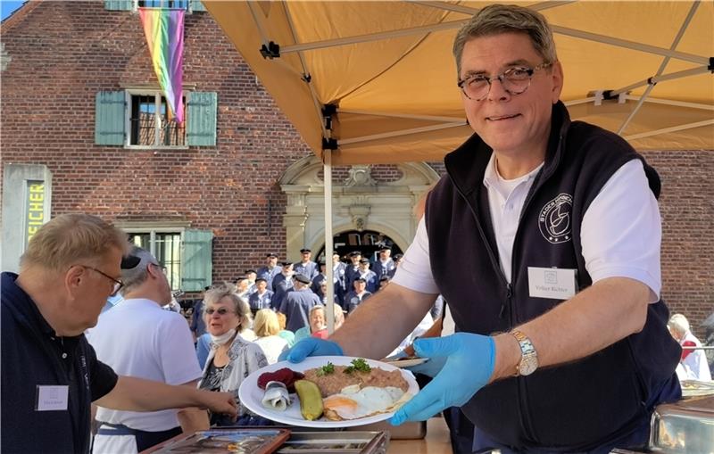 Hansemahl: Brüderschaften servieren Labskaus am Fischmarkt Labskaus schön garniert: Kaufleute- und Schiffer-Bruder Volker Richter präsentiert einen Teller. Foto: Lohmann