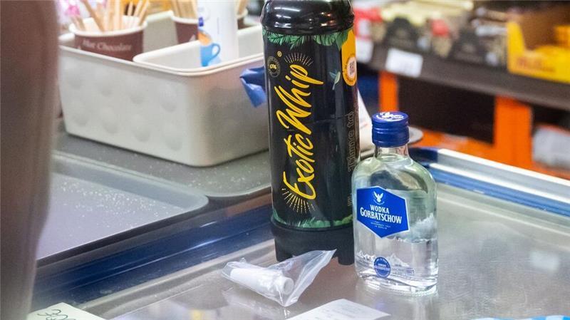 Verkaufsverbot von Lachgas: Behörden kontrollieren Händler Lachgas darf nicht an Minderjährige verkauft werden.