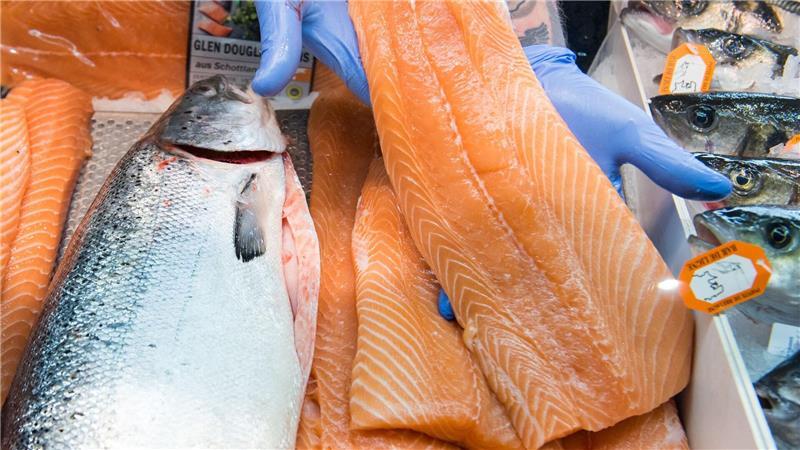 Lachs ist unverändert der beliebteste Fisch der Deutschen. (Archivbild)