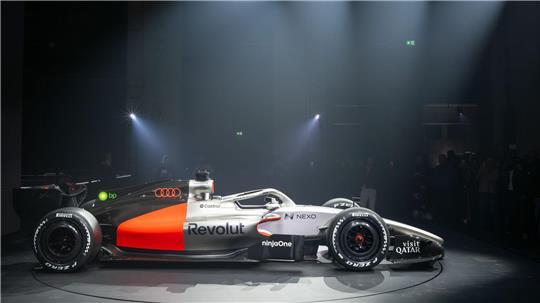 Lackierungsgeheimnis gelüftet: Der Rennwagen R26 von Audi Revolut für die Formel 1 wurde von Scheinwerfern beleuchtet.