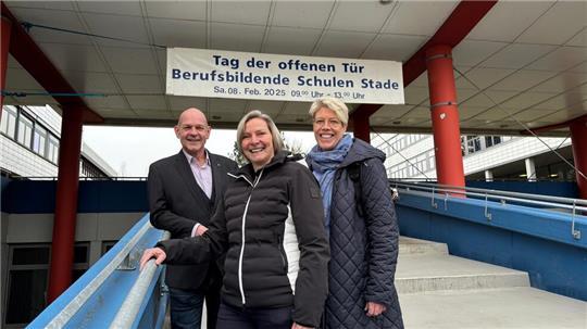 Laden zum Tag der offenen Tür ein (von links): Dieter Janzen (Schulleiter Jobelmannschule), Claudia Voß (Schulleiterin BBS II) und Bettina Hasekamp-Harms (Schulleiterin BBS III).