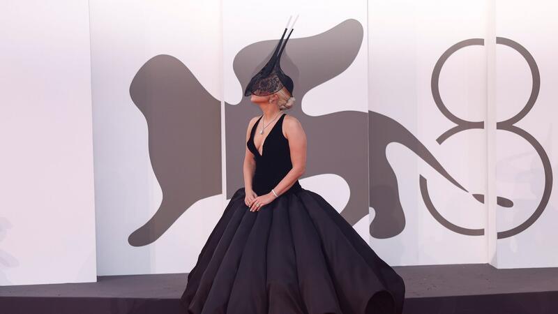 Lady Gaga mit Diamant am Ringfinger auf rotem Teppich Lady Gaga ist für ihre extravaganten Outfits bekannt.