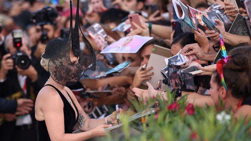 Lady Gaga mit Diamant am Ringfinger auf rotem Teppich Lady Gaga überraschte bei ihrer Ankunft mit einem extravaganten Kopfschmuck.