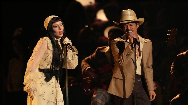 Beyoncé schreibt Musikgeschichte – schon wieder Lady Gaga und Bruno Mars erinnerten mit „California Dreamin‘“ an die Opfer der Waldbrände.