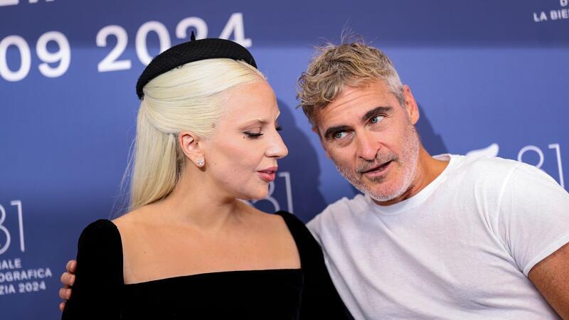 Lady Gaga mit Diamant am Ringfinger auf rotem Teppich Lady Gaga und Joaquin Phoenix begeistern die Filmfans in Venedig.